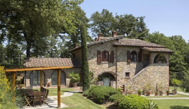 Typical stone villa with private swimming pool and large, green outdoor area. In a panoramic and qui