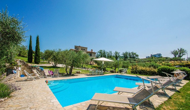 Typical stone villa with private pool, air conditioning 3km village