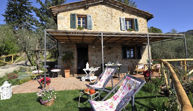 Typical Tuscan Farmhouse, Superb View on Lucca, private garden/parking.WIFI.