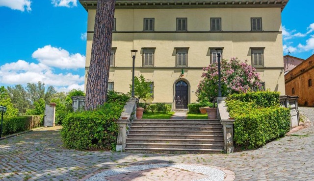 Typical Tuscan flat with swimming pool and air conditioning