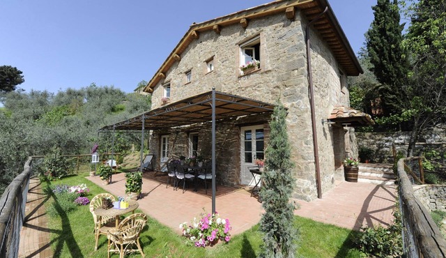 Typical Tuscan house.Great view on Lucca.Private parking/garden.WIFI