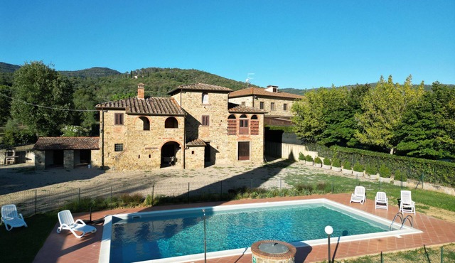 Typical villa located in the rolling hills of Valdichiana, 3 km from the town of Castiglion Fiorenti