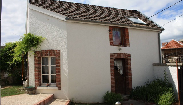 Typically Champagne house with enclosed courtyard garden and 7km from Epernay