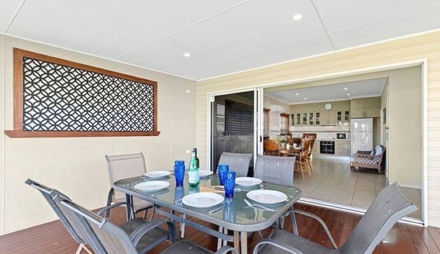 Ulladulla - Sleeps 8! Pet Friendly! WIFI! Aircon! flat yard for pets and kids.