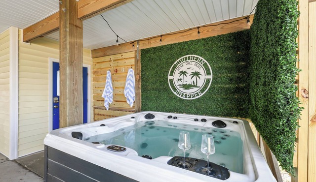 Ultimate Beach Escape: 4BR, Hot Tub Oasis 3 Min Walk To Beach