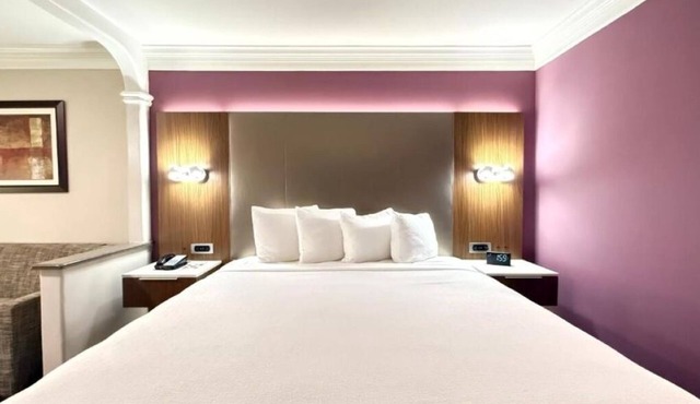 Ultimate Convenience! Spacious King Room Near Tours to Iconic LA Spots