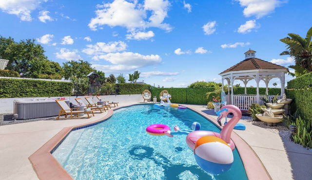 Ultimate Group Getaway—Pool, Spa, Views, Games!