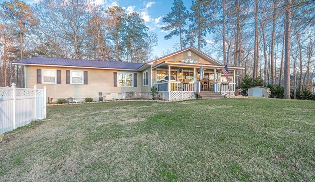 Ultimate Lakefront Cabin with Outdoor Pool in Georgia
