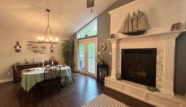 Ultimate lakeside retreat at the charming 349 Kings Place Cottage!