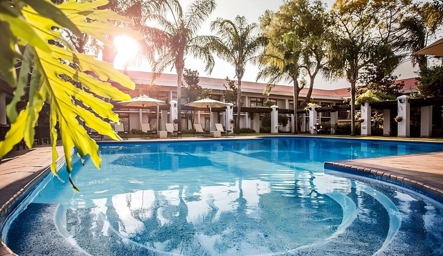 Ultimate Relaxation! Outdoor Pool, Spa, Airport Shuttle and FREE Parking!