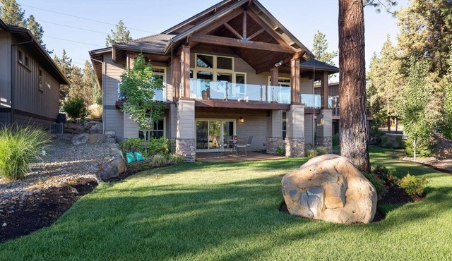 Ultimate River House-20 mins to Bachelor. Old Mill, Restaurants, Fireplace, Heated Deck