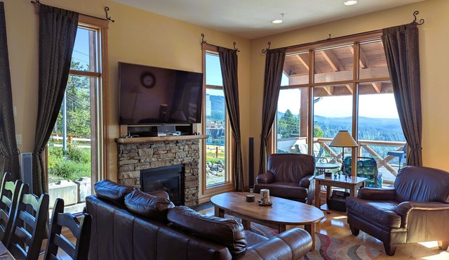 Ultimate Slope-Side Stay Ski-In/Out Stunning Mountain Views Hot Tub