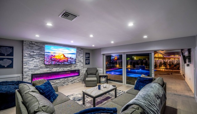 Ultimate Beach Escape Pool, Spa, Game Room & Walk to the Ocean, Shops & Food