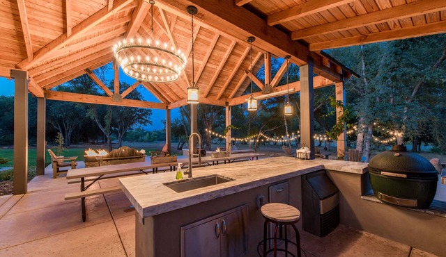 Ultra Exclusive Estate on Swan Lake - Pool, Hot Tub & Wine!