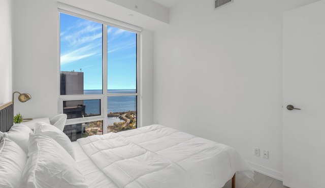 Ultra Luxurious 2Bedroom - 2Bathroom High Floor Uninstructed Lake Views!