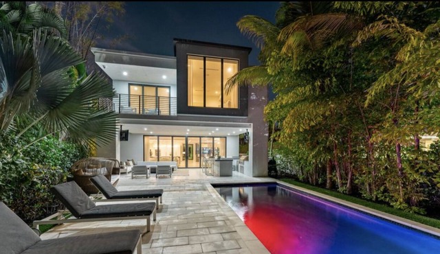 Ultra Modern Waterfront Oasis with Infinity Pool, steps from Las Olas Blvd