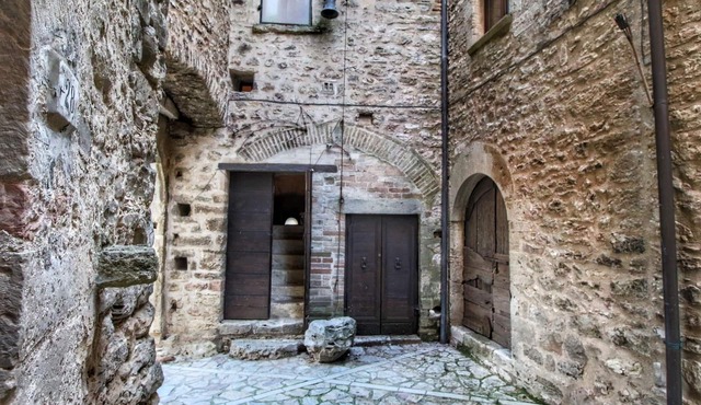 Umbria's Poolside Charm