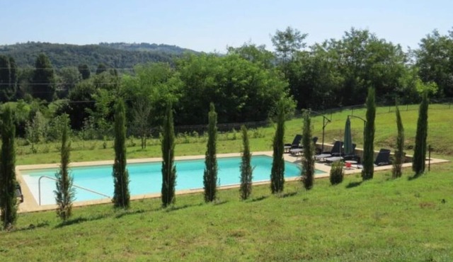 Umbrian living, 16 guests suitable families/fiends. Two pools! multiple kitchens