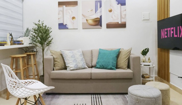 Unbeatable Location! ~20secs walk to White Beach - with Kitchen, Dining & Living