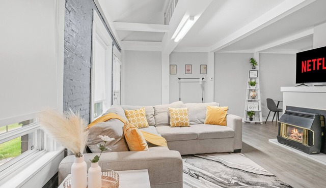 Unbeatable Location! Unique Downtown Oliver Loft | Free Parking Fast WiFi