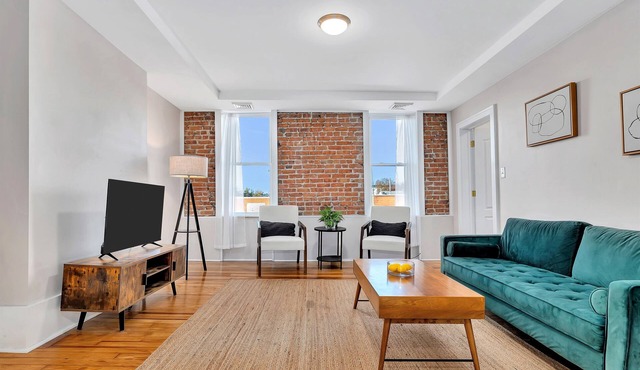 Uncle Sam's Hideaway |Nearby Colleges & Hospital|Personal Workspace|Pet Friendly