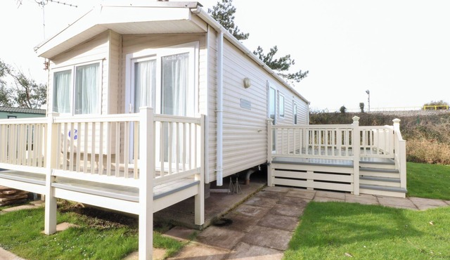 UNDER CLIFF CARAVAN, family friendly, with pool in Ferryside