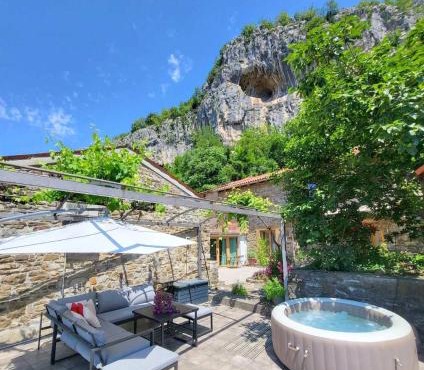 Under the rock-jacuzzi-400y stone property