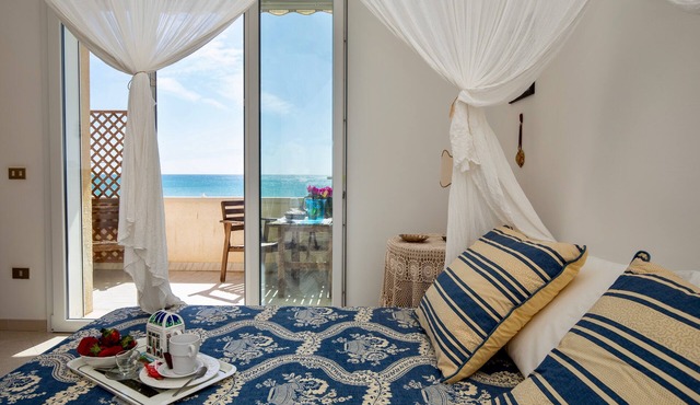 Unforgettable sunrises and spectacular sunsets in a house of new renovation on the sea