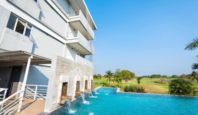 Uniland Golf & Resort