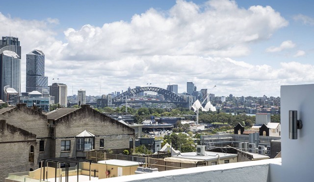 Uninterrupted Harbour Bridge & City Views | Luxurious 1 bedroom split level apt.