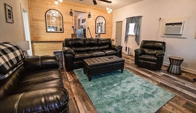 Unique 2 BR Spacious Cottage Repurposed Ostrich Barn with fishing pond & boat.