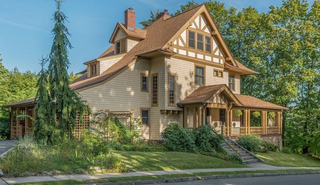 Unique 7-bd Oasis |10 min walk to NYC Express Train