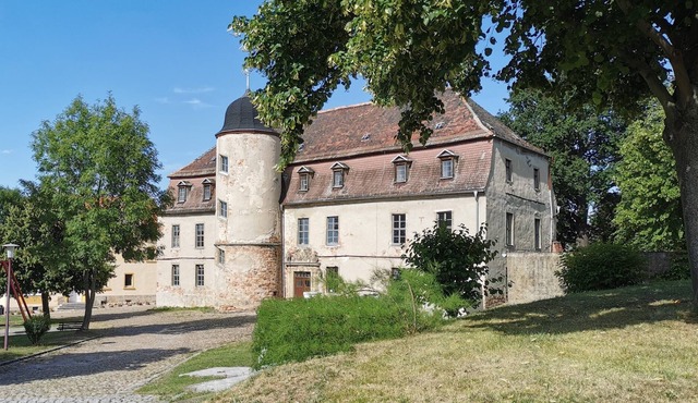 Unique apartment for four persons in castle with swimming pool