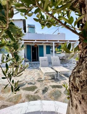 Unique Beachfront Cottage House - Private Garden