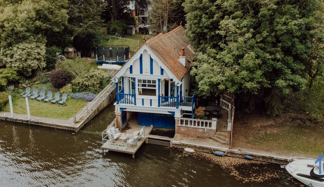 Unique Boathouse 2 bed 2 bath detached free parking x4