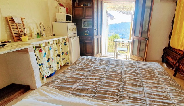 Unique Cave Stay w/E-Bikes, Fast WiFi, AC, Stunning Views, & HawaiiWC