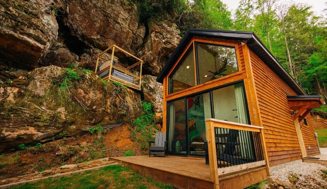 Unique Cliff Hot Tub with Views | Mural | Sleeps 4