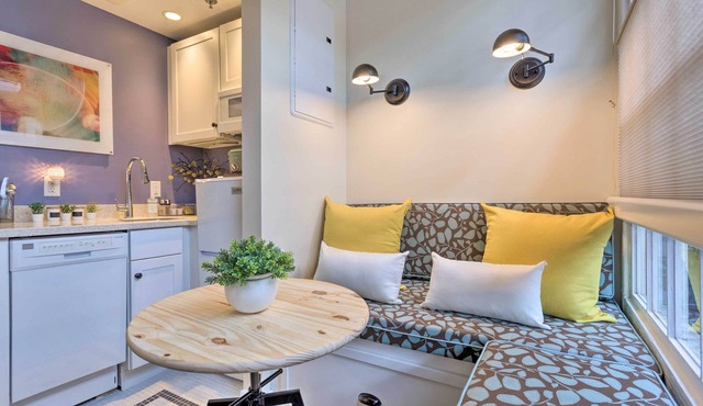 Unique & Cozy Downtown Studio in Historic Mall!