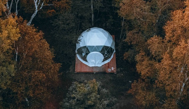Unique dome experience: comfort, kitchen, lake, campfire. Open mid-May to Octobe