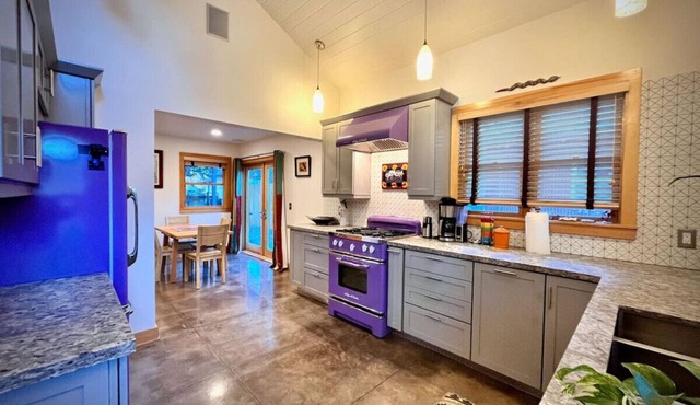 Unique Downtown Cottage - Modern & Peaceful