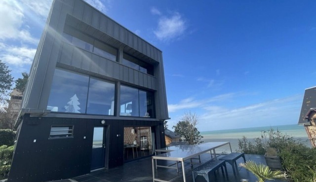 Unique! Exceptional clifftop villa with sea view. Elevator in the villa.