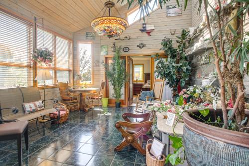 Unique Home w/Beautiful Mtn Views!
