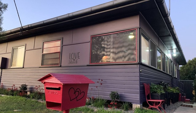 Unique little fun stay ,pet friendly in the heart of North Haven village.