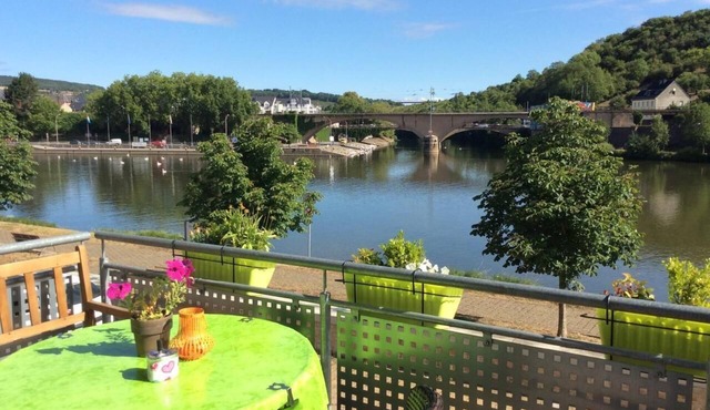 Unique location directly on the Moselle and cycle path.