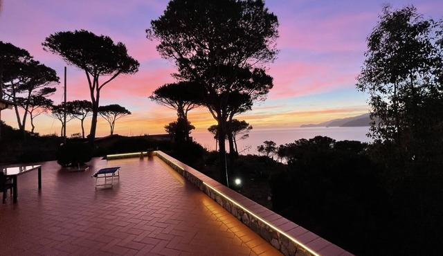 Unique location with sea views, quiet and yet very central