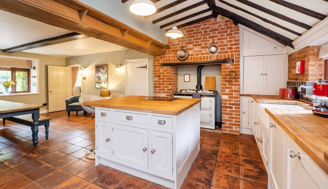 Unique, Luxurious Thatched Cottage with private hot tub - in the heart of The Norfolk Broads