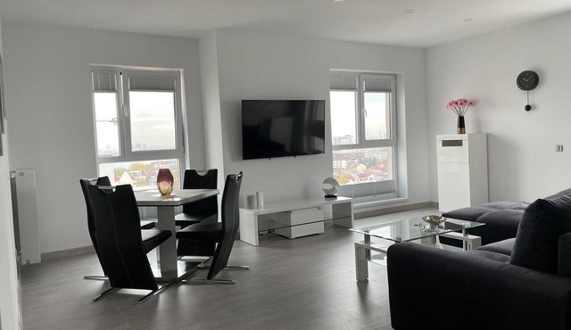 Unique Penthouse Lakeview W19