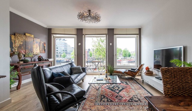 UNIQUE Private Amstel River suite I 2BD (+ Private Bathrooms!) | Canal View