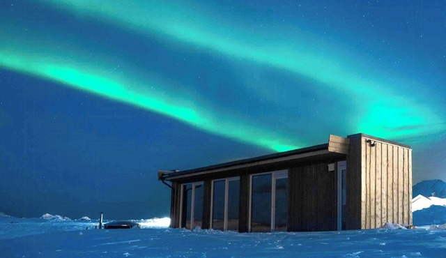 Unique small cabin with sauna view in Lofoten
