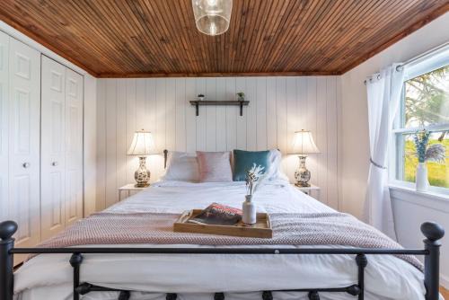 Unique Stay! Ricketts Chic Farmhouse Retreat with Stargazing Bubble Tent